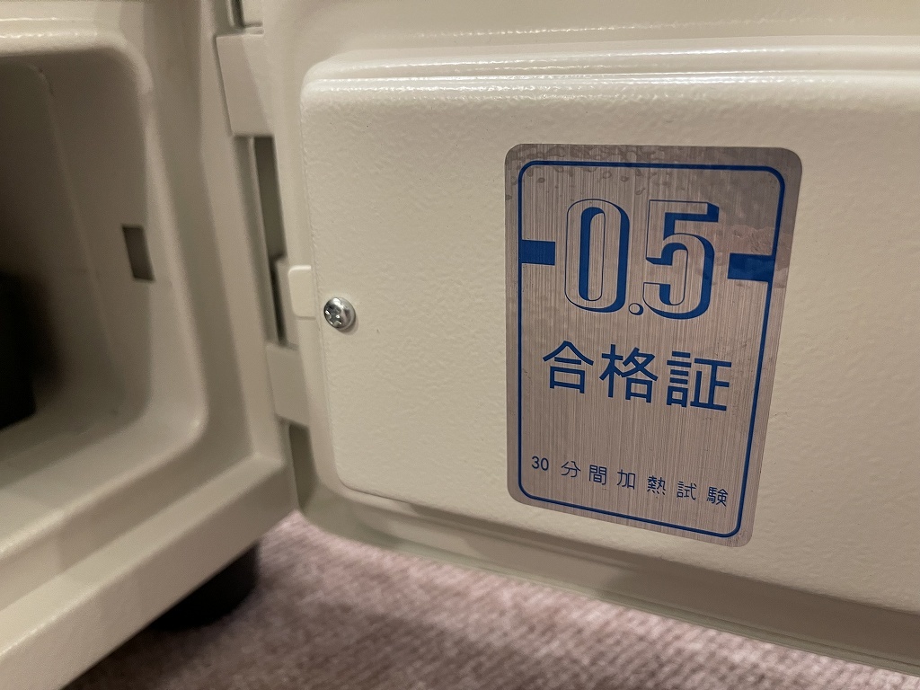 □一般家庭用で安心の日本メーカー金庫◆エーコーEIKO製小型耐火金庫◆後悔先に立たず！大事な物は自分で守りましょう！□ | EIKO エーコー PS-20E 投入専用耐火金庫＜テンキー＞ 安い