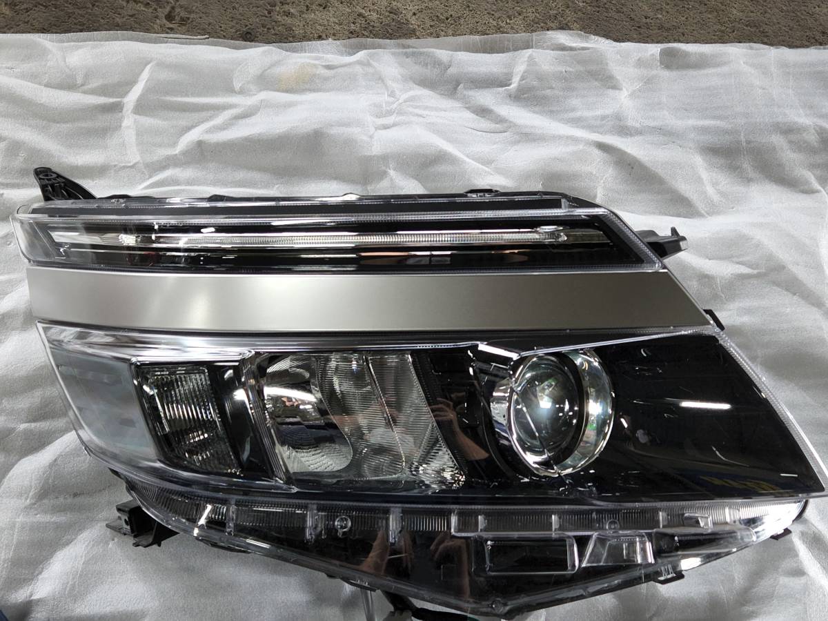 トヨタ ヴォクシー80系ヘッドライト　右 トヨタ VOXY 右 ヘッドライト トヨタ ヴォクシー 右ヘッドライト 80系