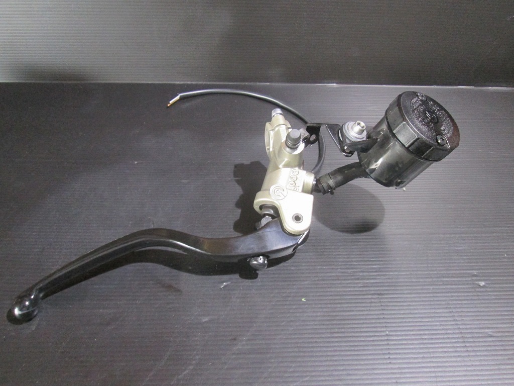  brembo ブレンボ カワサキ系セミラジアルマスターシリンダー良品 リペアや流用にもどうぞ(マスターシリンダー)｜売買されたオークション情報、yahooの商品情報をアーカイブ公開 - オークファ カワサキ用