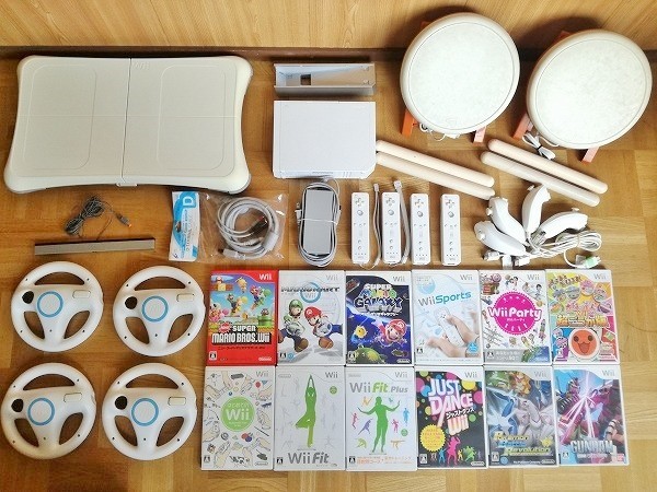 SALE，定番 Wii 本体一式 4人 遊べる豪華セット マリオカート 太鼓の達人 Wii Fit タタコン ハンドル ソフト付 ②(Wii本体)｜売買されたオークション情報、yahooの商品情報をアーカイブ公開 - オークファン Wii本体