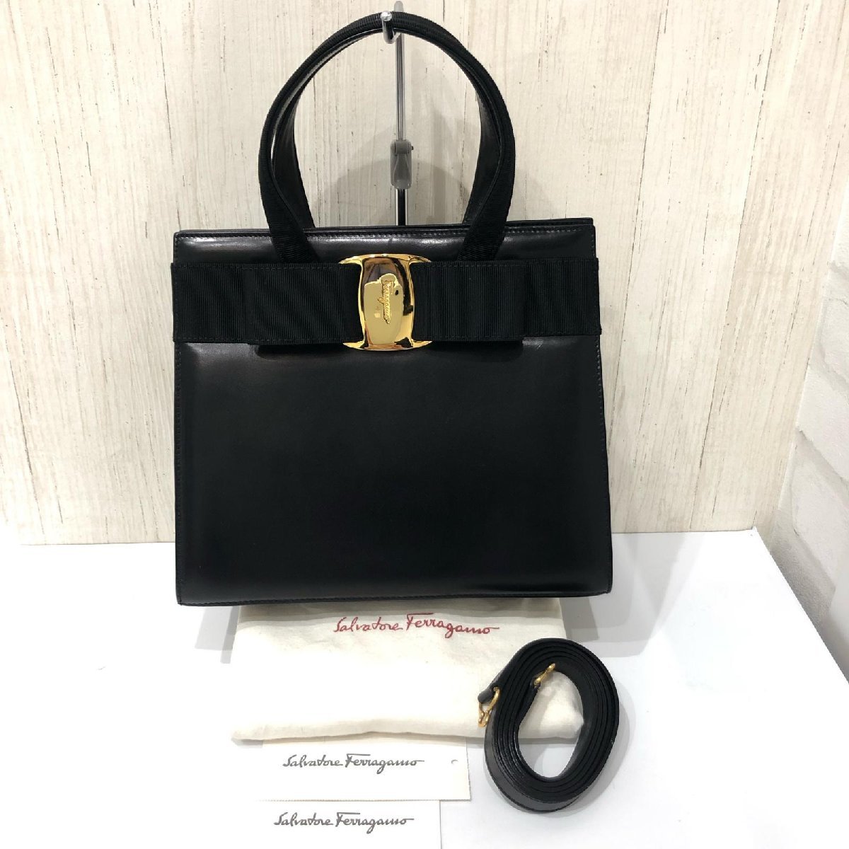 フェラガモ ヴァラ レザー 2WAY ハンド バッグ 黒系 ゴールドカラー 