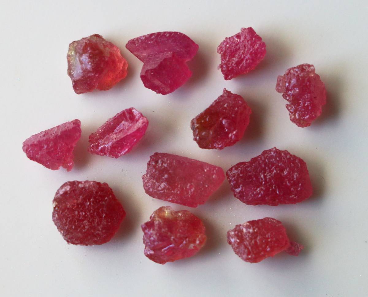 ５ ２４ct 未処理 天然ルビー原石 変色効果有 モザンビーク産 感謝価格