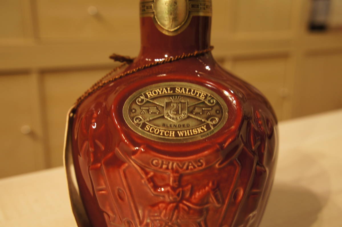 72759 ロイヤルサルート 21年 赤 ROYAL SALUTE 700ml 43％ 陶器 1259g