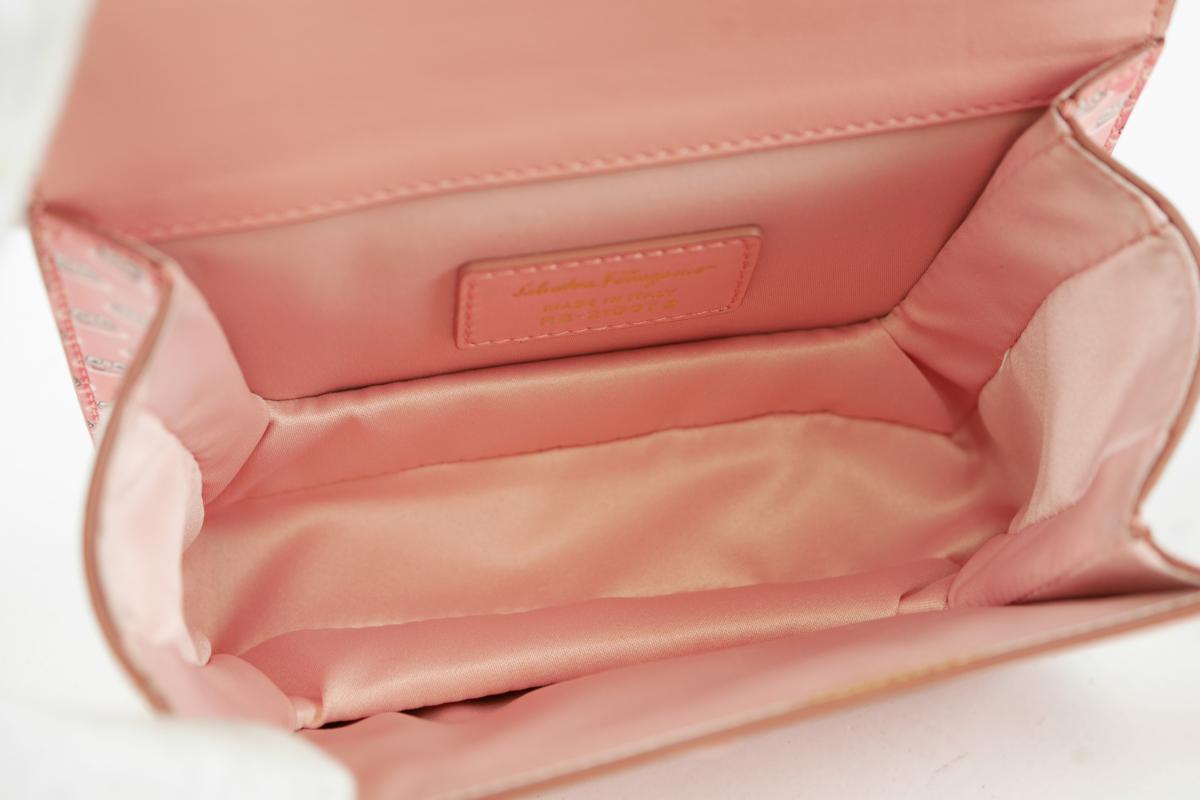 値下げしました Salvatore Ferragamo フェラガモ ヴァラ リボン カエル 