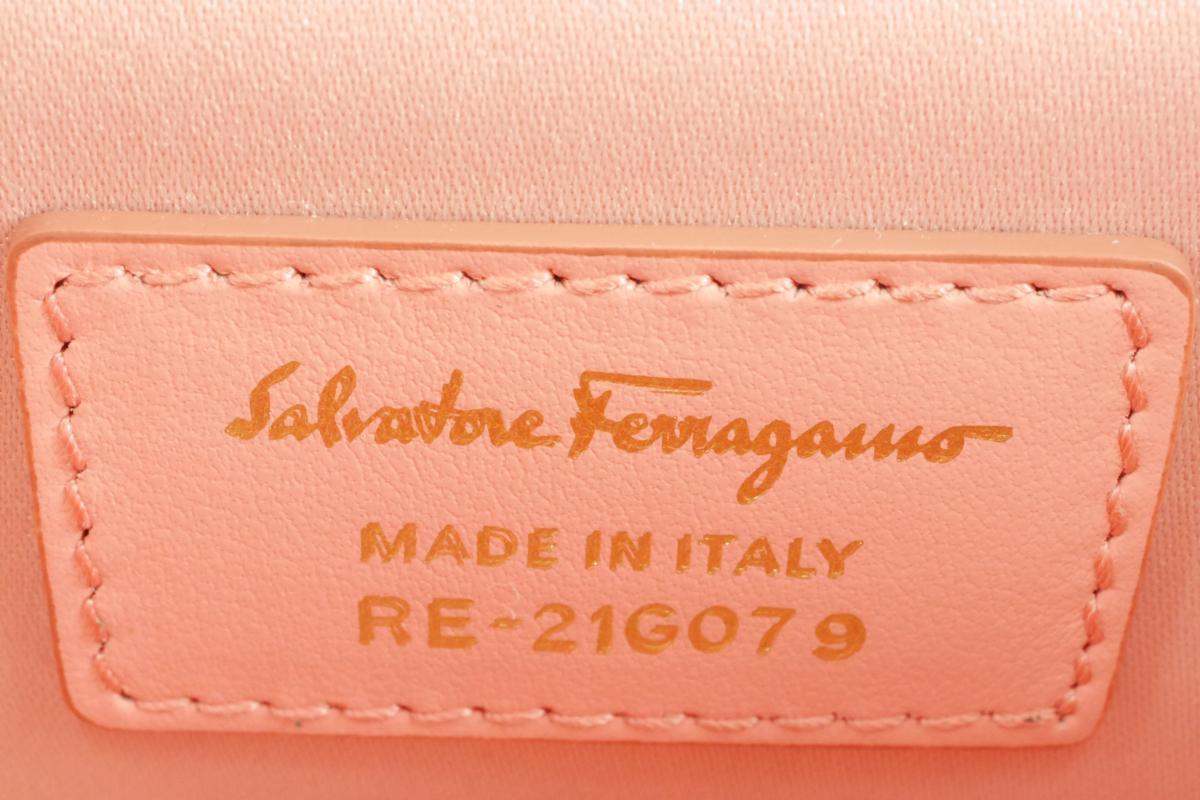 値下げしました Salvatore Ferragamo フェラガモ ヴァラ リボン カエル 