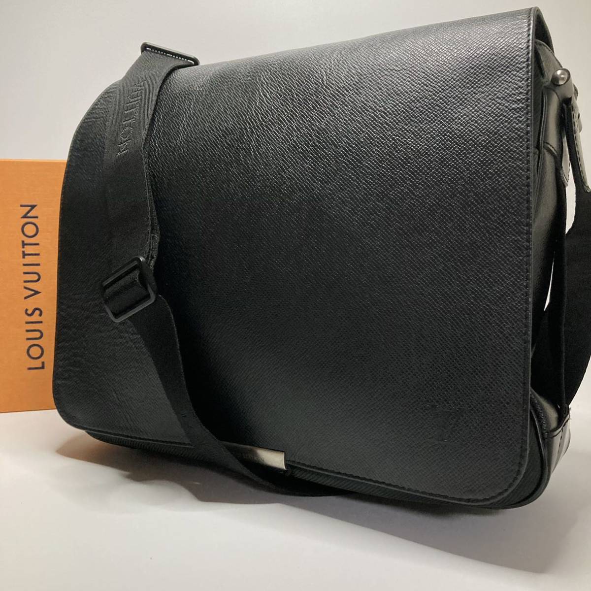 ○美品○LOUIS VUITTON ルイヴィトン○タイガ ○ヴィクトール 