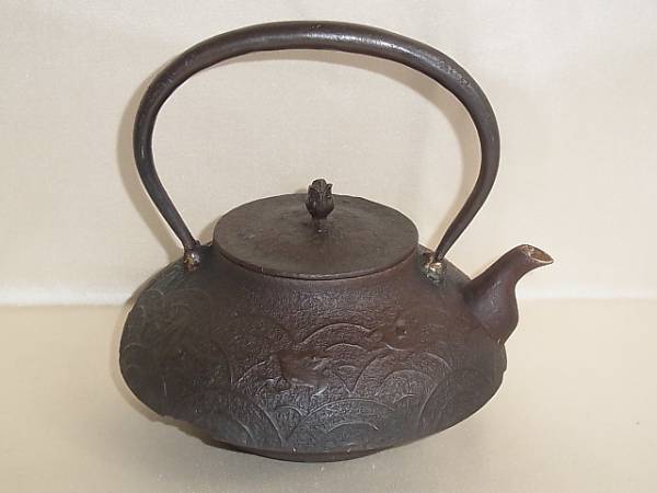 E112*南部鉄器* 文秀堂 波に千鳥紋の鉄瓶/古物/難有り