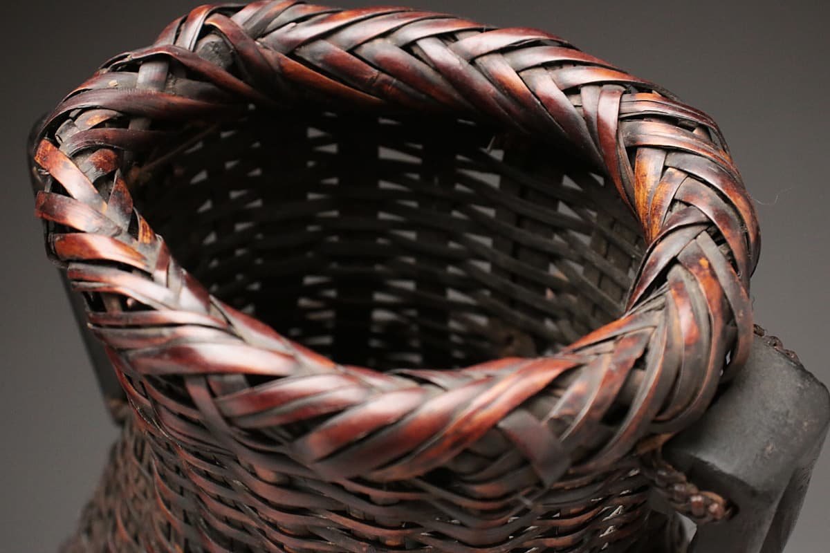 EE674 時代竹花篭 煤竹網代編木耳掛花入 高30cm 竹落し付