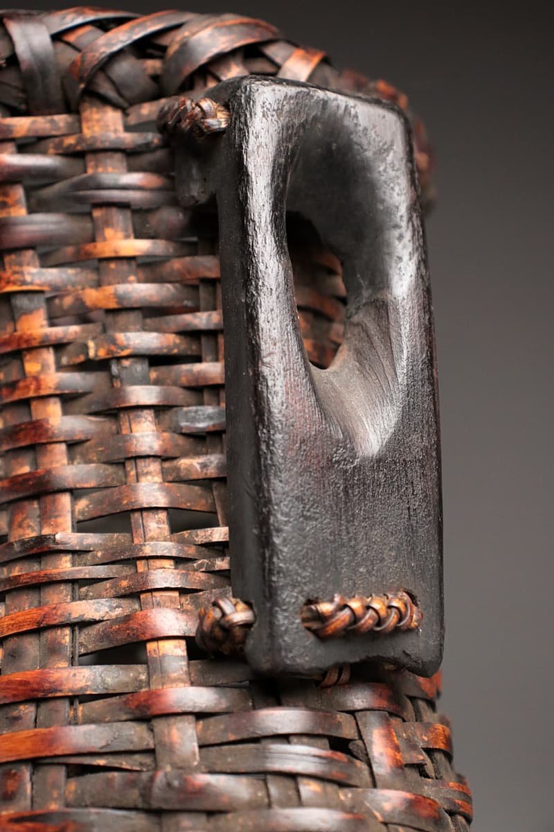 EE674 時代竹花篭 煤竹網代編木耳掛花入 高30cm 竹落し付