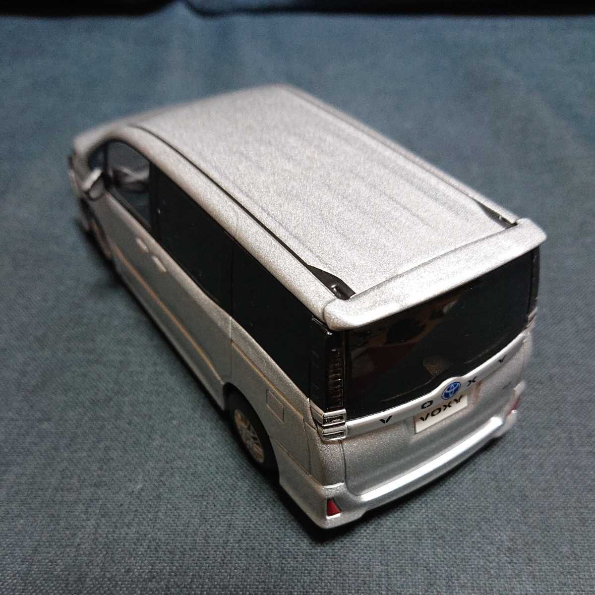 リンコデ様　1/30 トヨタ ヴォクシー カラーサンプル ミニカー Amazon | トヨタ カラーサンプル VOXY ハイブリッド 1/30 ミニカー