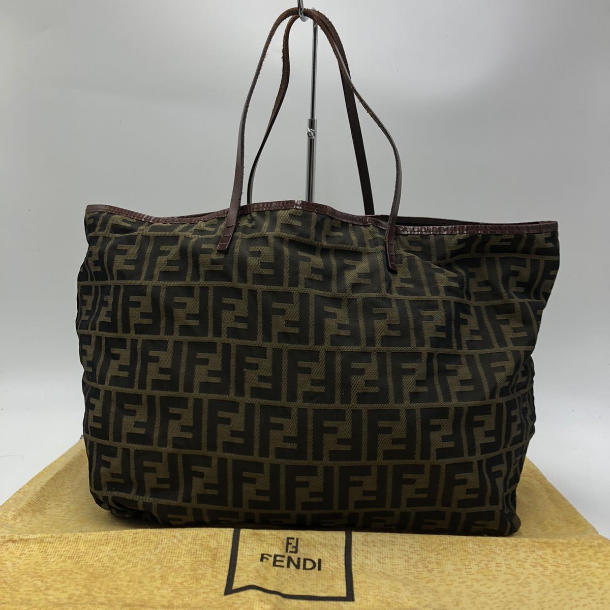 フェンディ トートバッグ FENDI レディース ■ ボストンバッグ 1円『極美品』 FENDI トートバッグ 大容量 ズッカ 肩がけ フェンディ ハンドバッグ ブラウン キャンバス レザー ポーチ付き 軽量 
