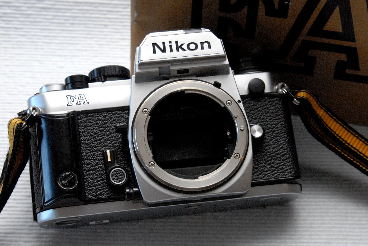 Nikon ニコン 人気の高級一眼レフカメラ FA（銀）ボディ+（取説付） 希少・綺麗な作動品　（腐食無し） ニコン Nikon 人気の高級一眼レフカメラ F ボディ FE（黒）ボディ