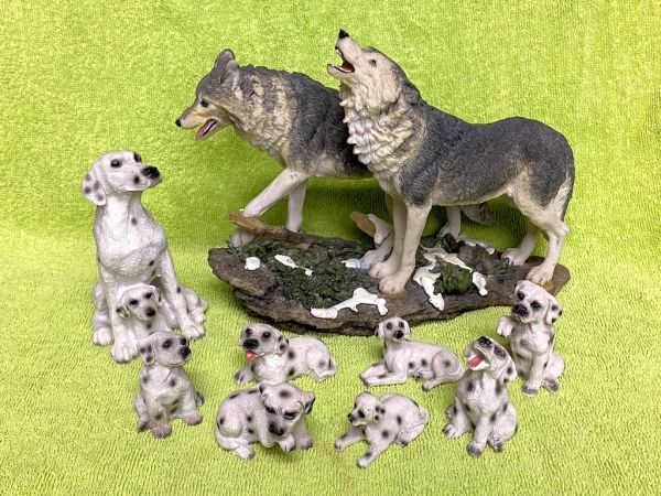 A649】犬と狼の置物 ダルメシアン/オオカミ 樹脂製 インテリ 飾り 親子