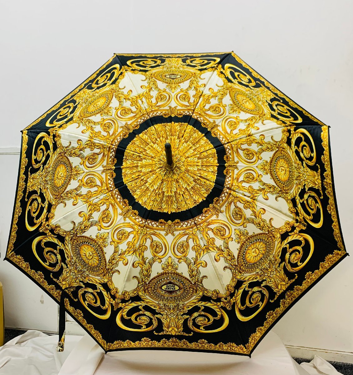 t4701 ジャンニ ヴェルサーチ 長傘 雨傘 洋傘 アンブレラ 日本製 カーボン骨使用 60cm イエローxブラック IDEAL GIANNI VERSACE GIANNI ジャンニヴェルサーチ 長傘 価格 小物低 の落札相場・落札価格