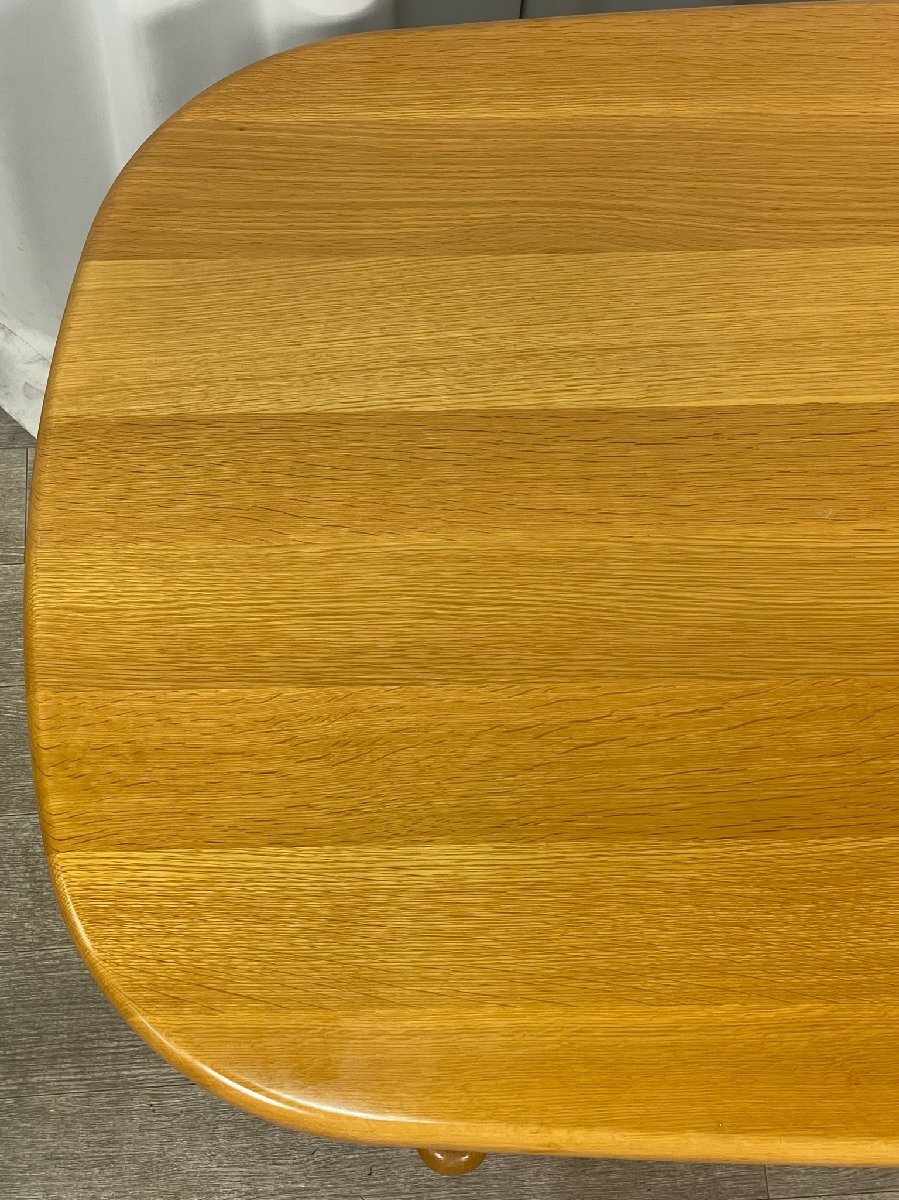 飛騨の家具メーカーKASHIWA(柏木工)のオーク材を使用したダイニング