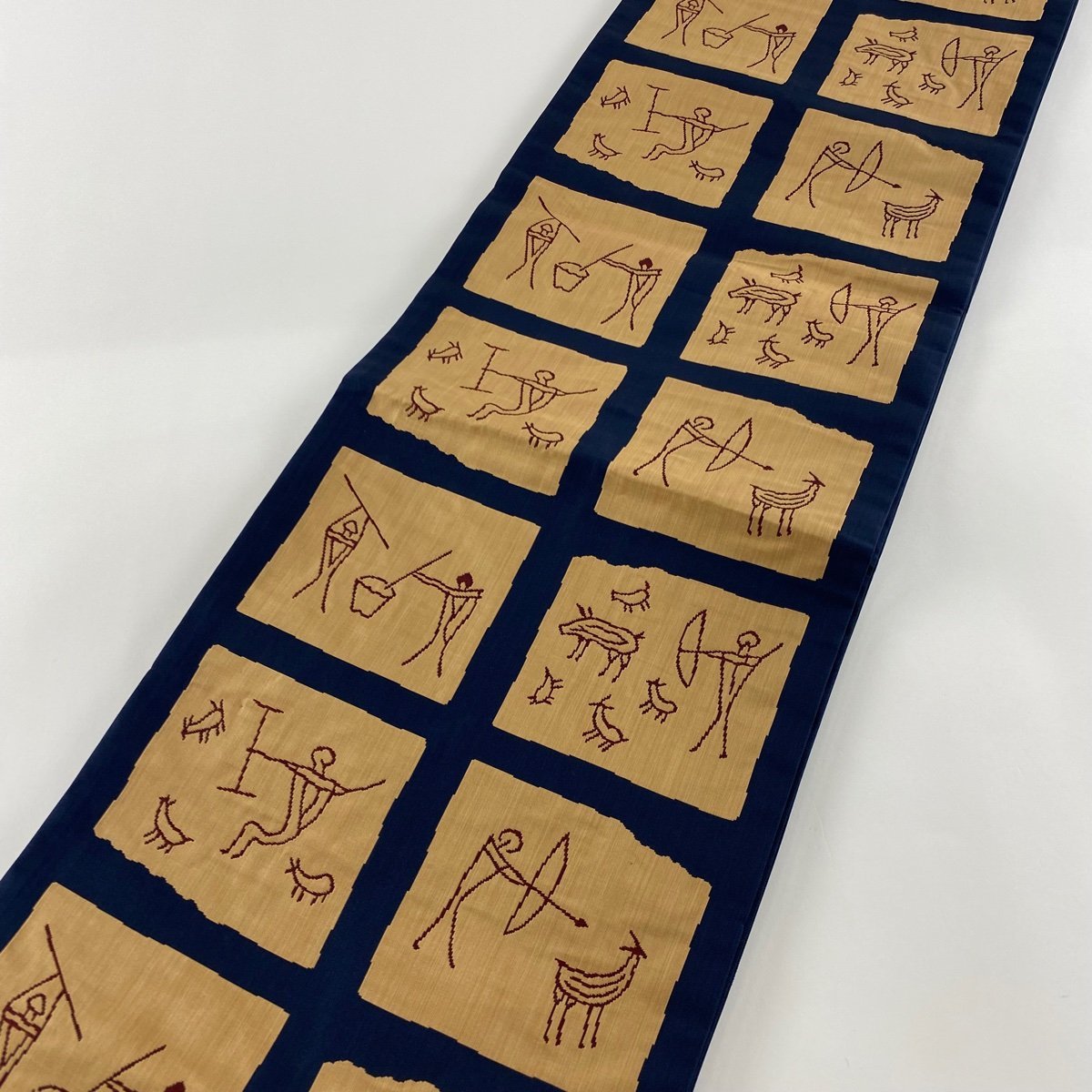 【競ナビ】袋帯 美品 逸品 落款 木屋太 象形文字 狩猟文 紺色 六通 正絹 【中古】