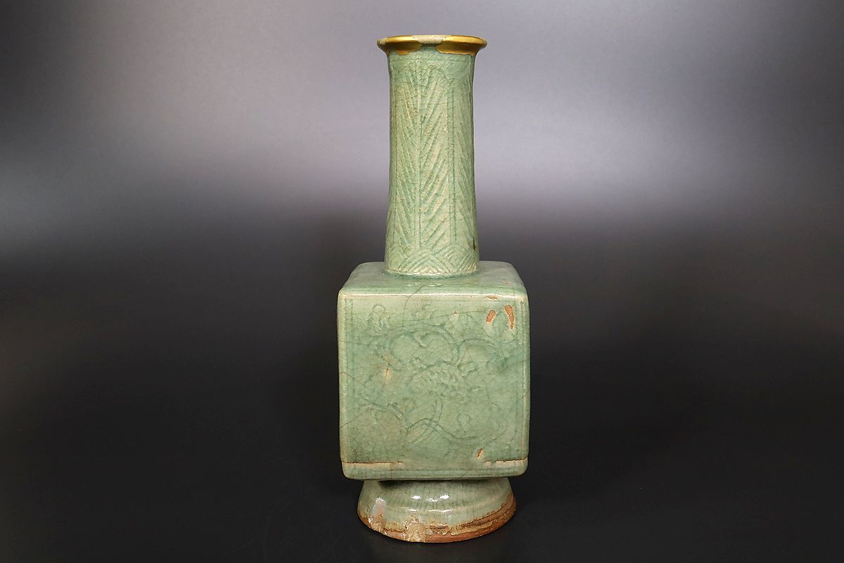 小】3033 中国古美術 元～明代 天龍寺青磁花文陰刻四方花生 四方瓶