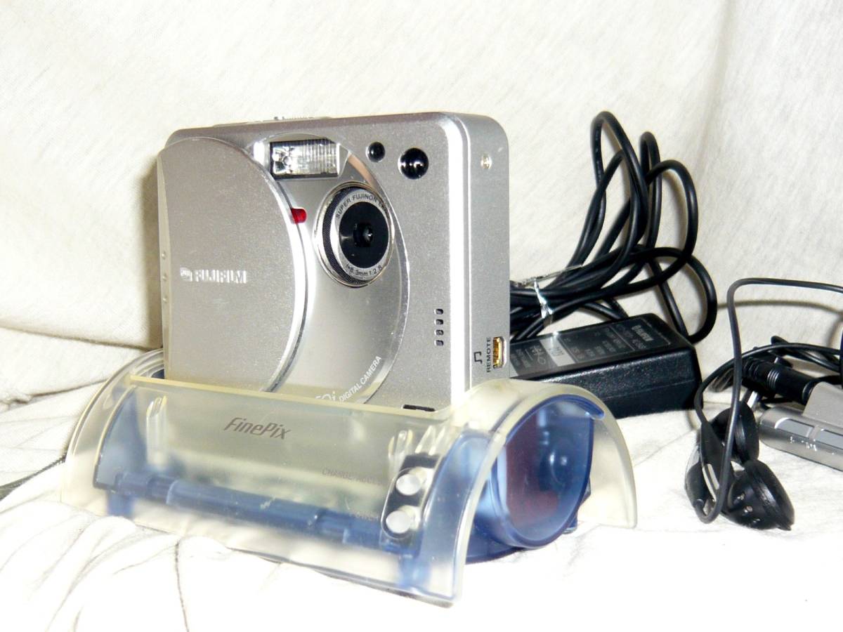 FUJIFILM FinePix 50i（220万画素）バッテリー・クレードル・ACアダプタ・音声再生用リモコン他付 FinePix - Yahoo!オークション Camera Digital USB