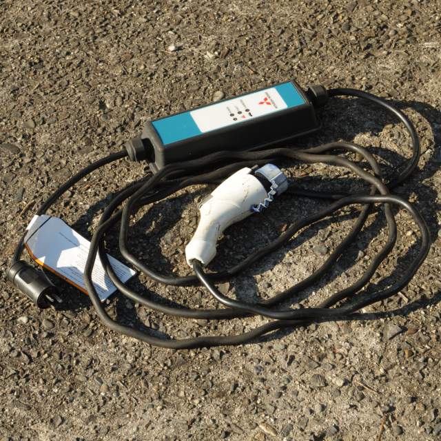ジャンク 200V三菱アウトランダーPHEV GG2W 充電器 充電ケーブル J1772