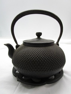 南部鉄器 - 岩鋳 | 黒 鉄瓶 ⁄ 釜定 よこぐも 藍花 南部