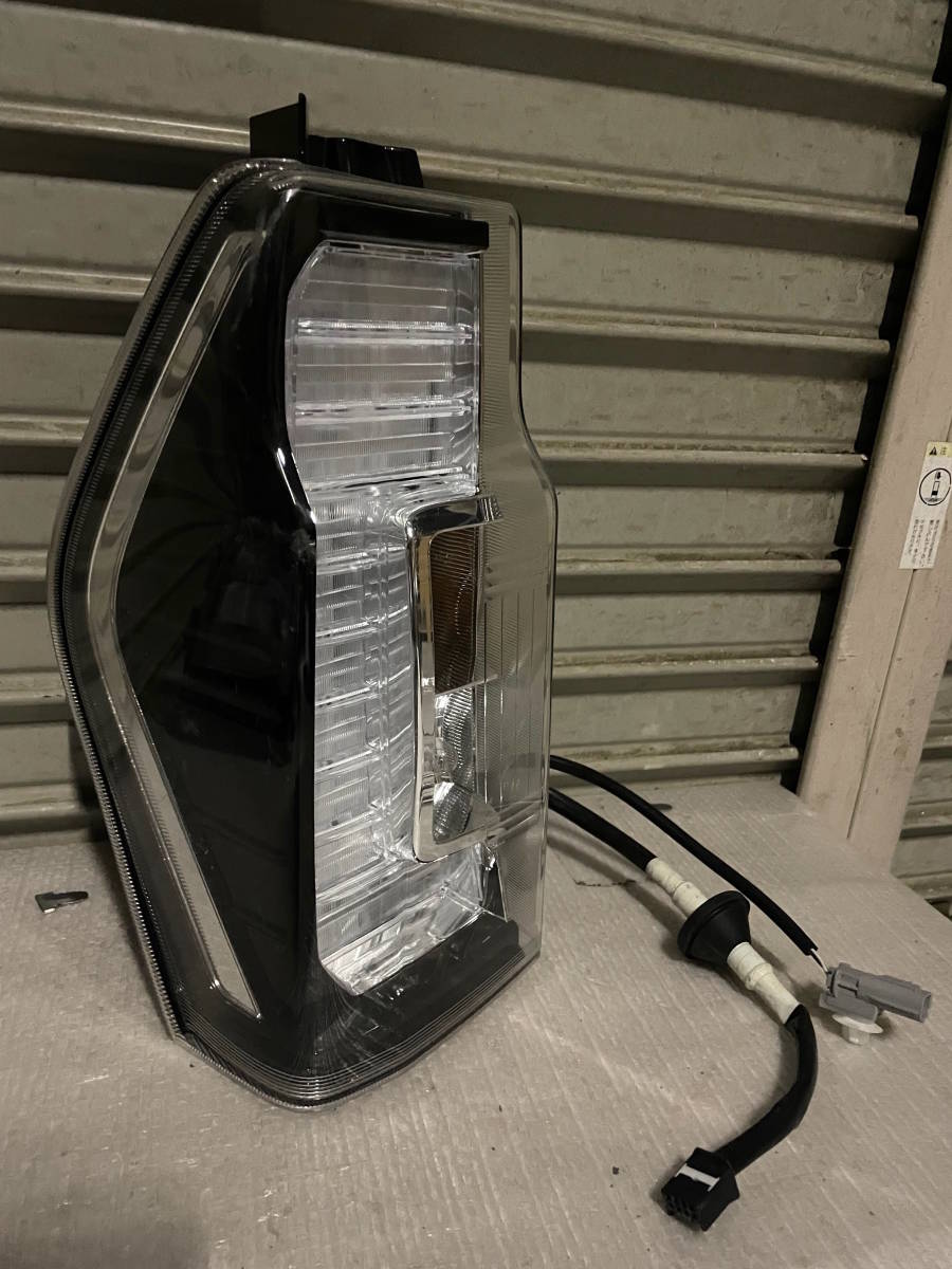 タント カスタム 純正 後期 左 テール LA600 18414 トップ