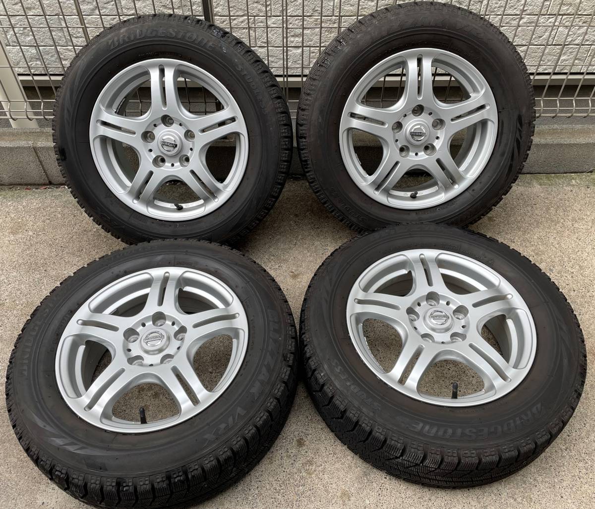 ☆手渡し可能♪中古 C27 C26 C25日産セレナ 195/65R15 BSスタッドレス 