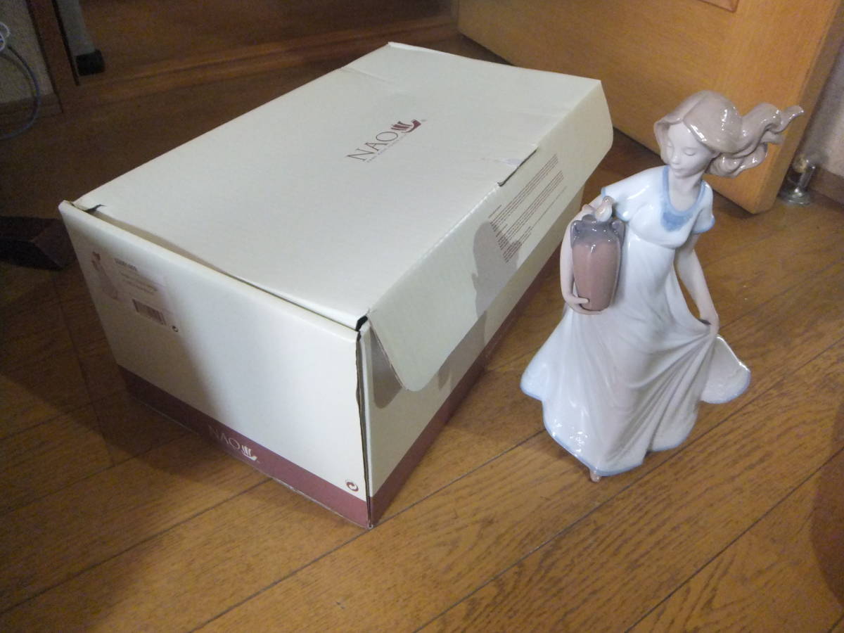 リヤドロ ナオ NAO Lladro : 蝶と戯れて - Nao | 楽しいお友達の通販