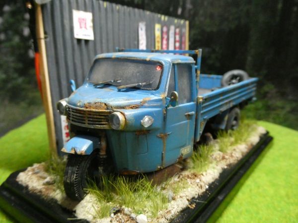 1/32 ダイハツCM10T・ミゼット昭和レトロ　完成品 錆汚し加工 1/32 ダイハツ CM10T 三輪車 LED付 ジオラマ完成品ケース付 草ヒロ
