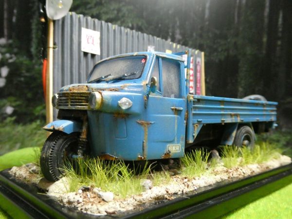 1/32 ダイハツ CM10T 昭和レトロ風景 ジオラマ完成品 草ヒロ錆汚し加工 1/32 ダイハツ CM10T 三輪車 LED付 ジオラマ完成品ケース付 草ヒロ
