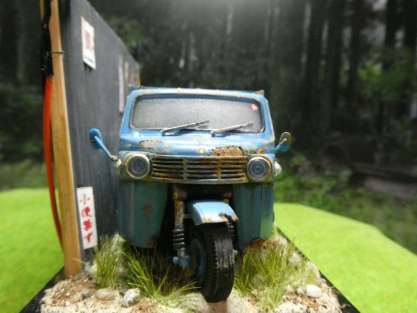 1/32 ダイハツ CM10T 三輪車 LED付 ジオラマ完成品ケース付 草ヒロ