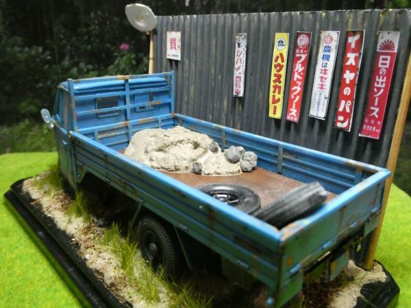 1/32 ダイハツ CM10T 三輪車 LED付 ジオラマ完成品ケース付 草ヒロ
