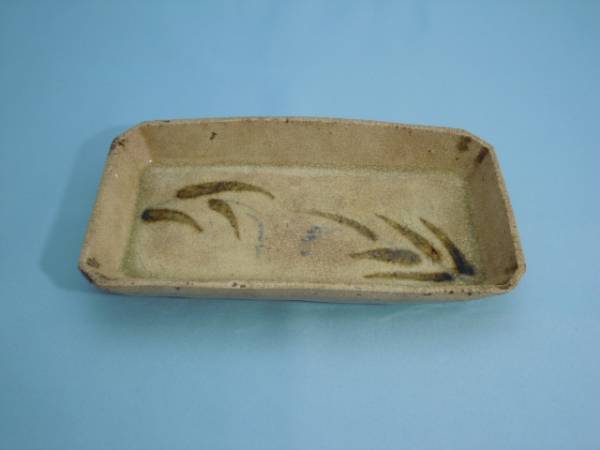 三つ葉葵紋様 陶器製皿　箱付　尾張徳川家御用窯　篠島焼　御紋付鮎皿　古美術　骨董 蔵出し】古い『御深井鮎皿』 三つ葉葵紋様 陶器製皿 木箱付き尾張