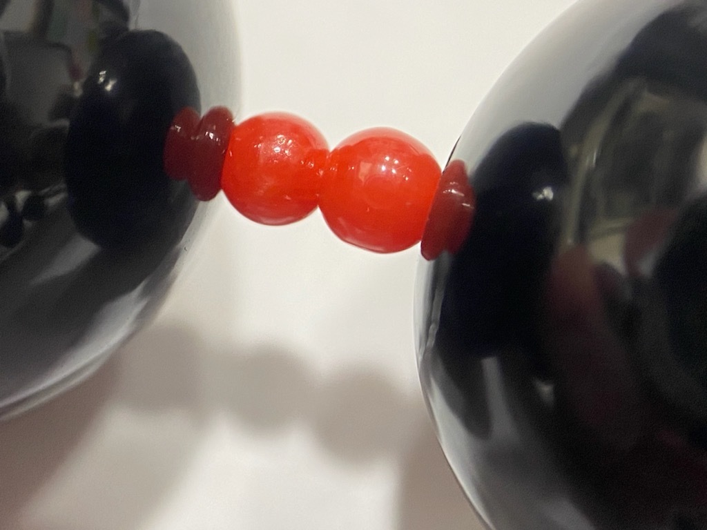 T☆中古品 珊瑚 サンゴ ネックレス 赤珊瑚 黒珊瑚 直径16.9㎜ 総重量69.9g 留め具 シルバー SILVER刻印 保証書付き ネックレス サンゴ 珊瑚 ひ735 買取専門店さすがや 詳細不明