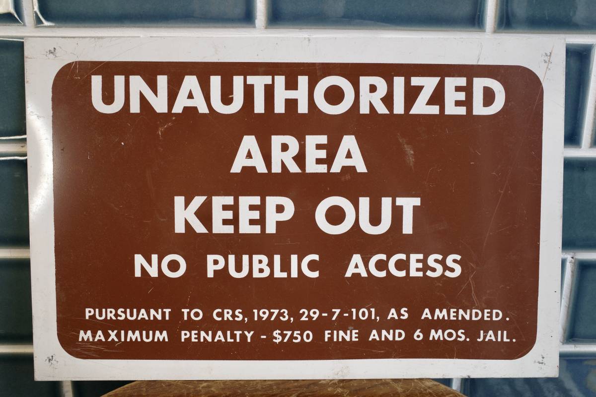 ビンテージ　コロラド州　Jefferson Country　KEEP OUT 看板　メタルサイン　インテリア　アメリカ製　ショップ　ディスプレイ