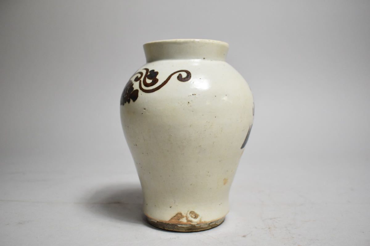 朝鲜美術　李朝　白磁　鉄絵　花瓶　送料込み 英】1035 時代 李朝鉄絵蝶図壷 中国美術 朝鮮 韓国 高麗 李朝 白磁 壺