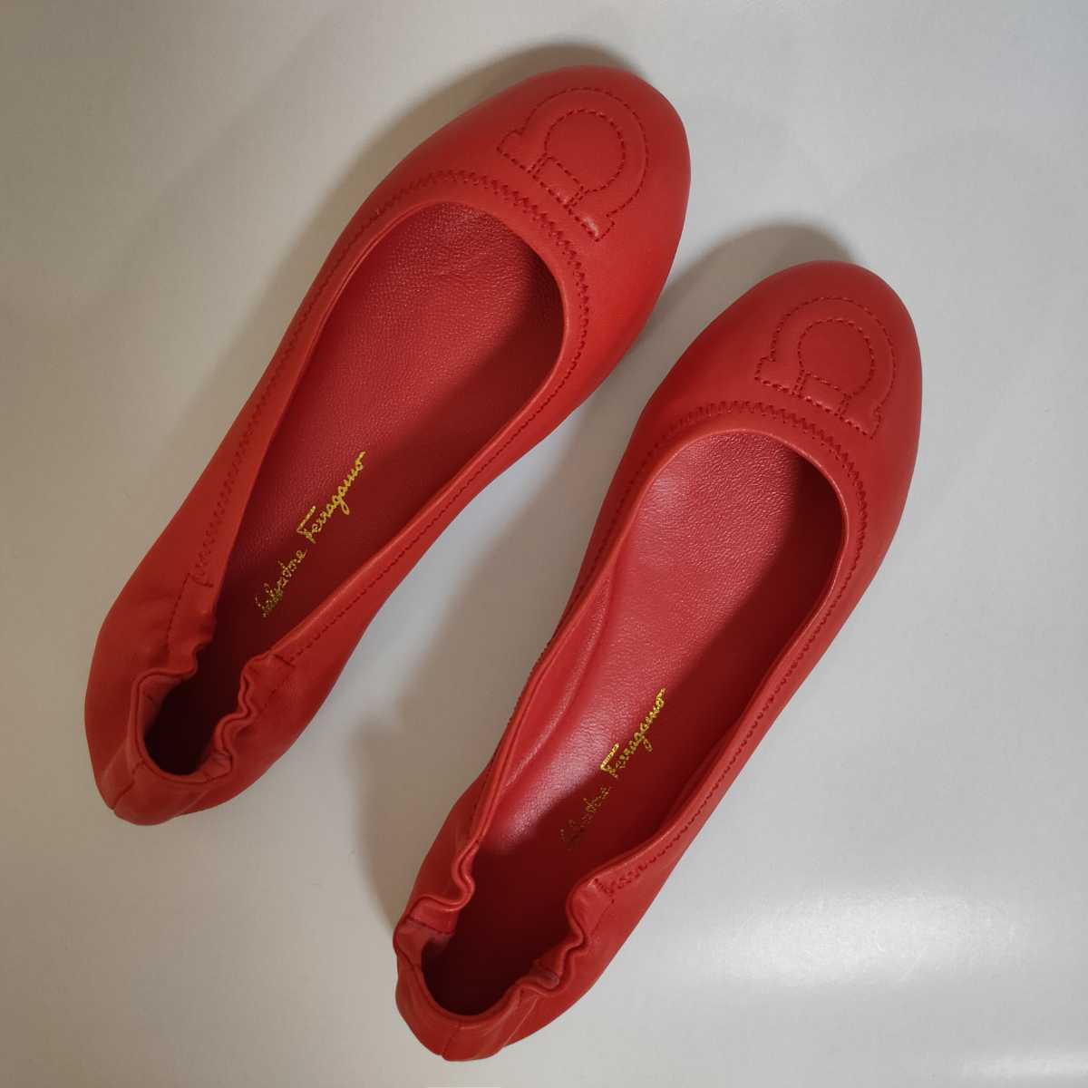 新作入荷，爆買い】 美品 Salvatore Ferragamo 本革 レザー フラット