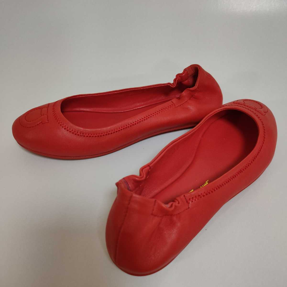 新作入荷，爆買い】 美品 Salvatore Ferragamo 本革 レザー フラット