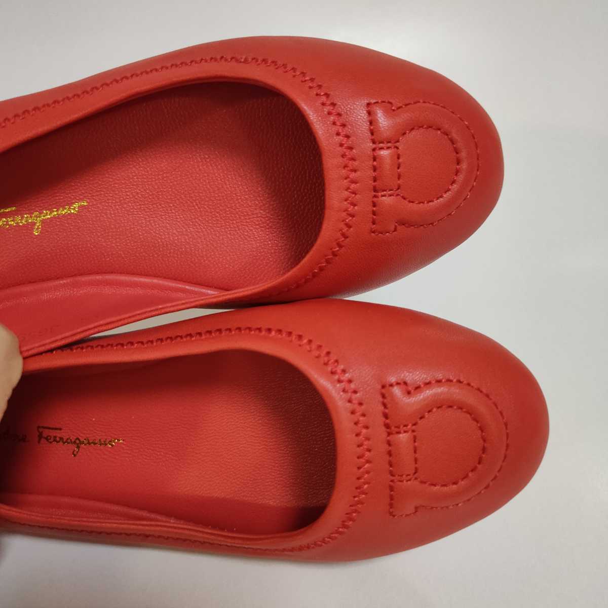 新作入荷，爆買い】 美品 Salvatore Ferragamo 本革 レザー フラット