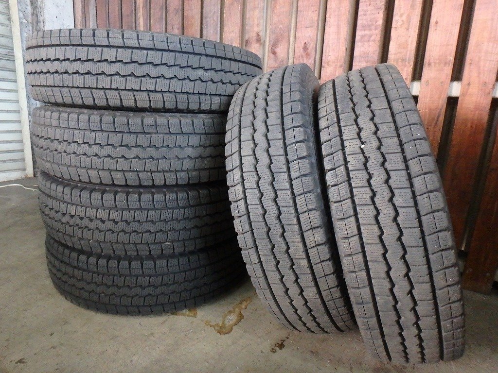 C737 バリ溝 送料無料【195/85R15 113/111】ダンロップ LT03