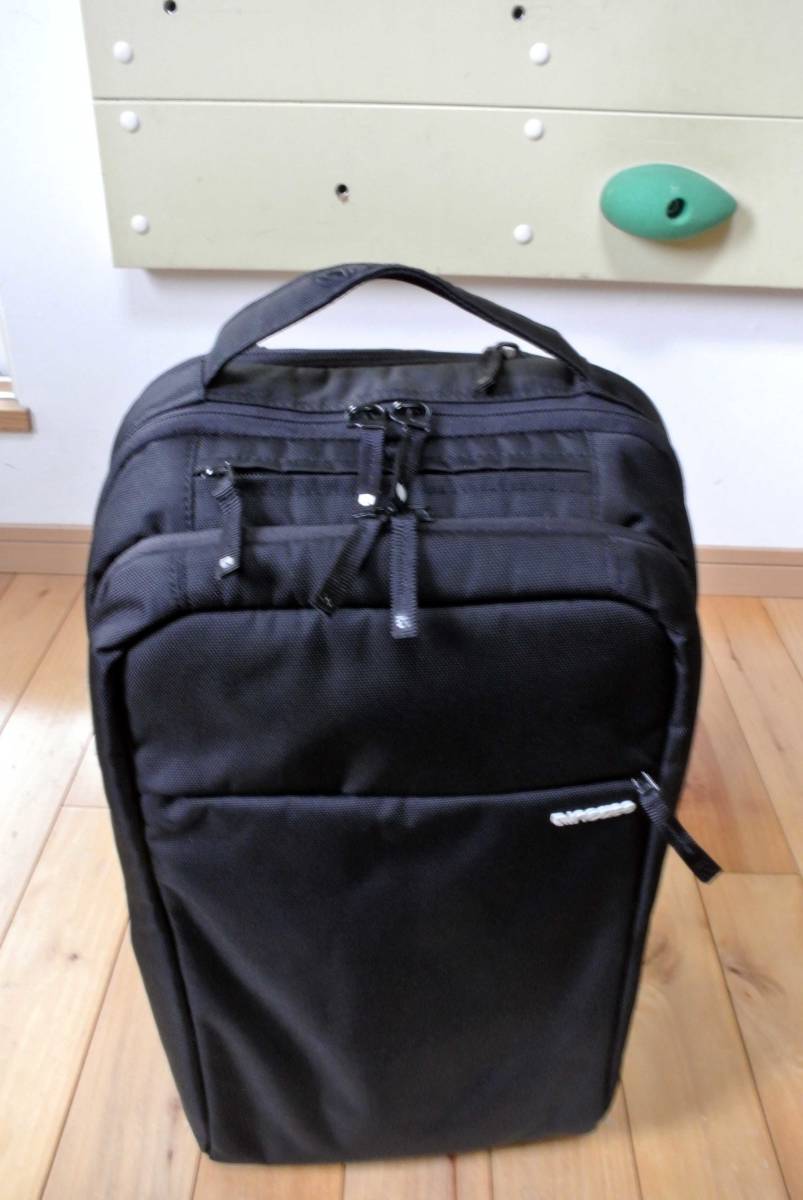  Incase インケース リュック MacBook 15インチ対応 ブラック B4サイズ対応(リュックサック、デイパック)｜売買されたオークション情報、yahooの商品情報をアーカイブ公開 - オークファン リュックサック、デイパック