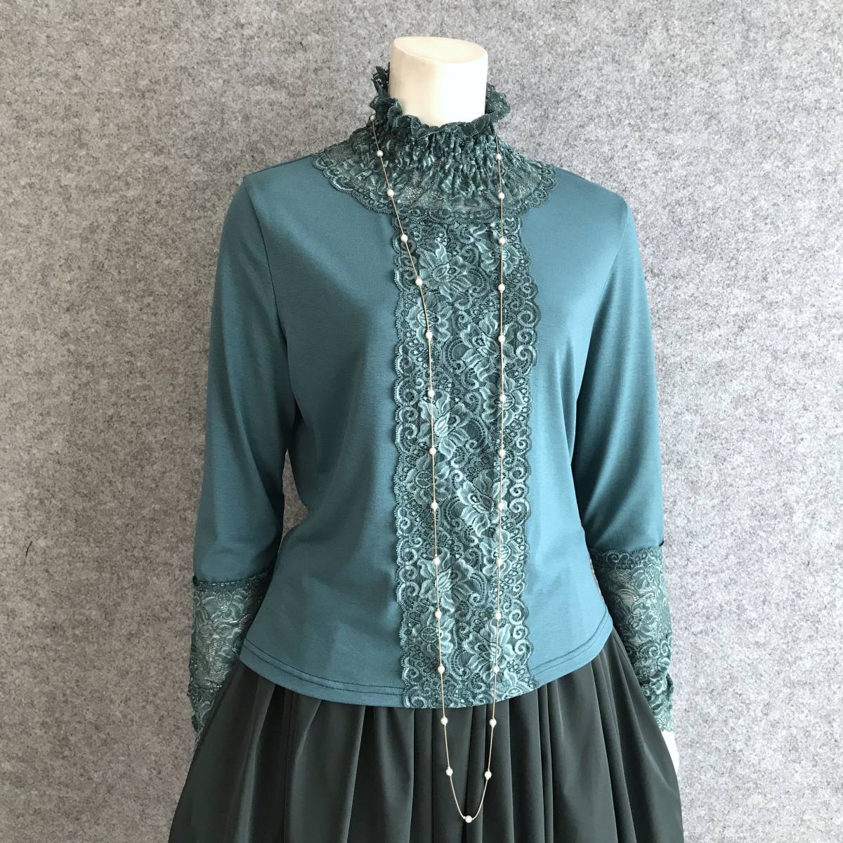 【新作入荷，最新作】 フェミニンな装い 上品に レース切り替えハイネックカットソー EM/Blue(Mサイズ)｜売買されたオークション情報、yahooの商品情報をアーカイブ公開 - オークファン Mサイズ