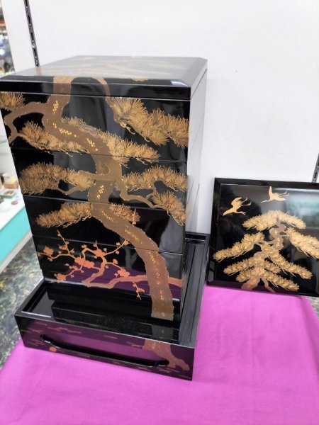 ☆輪島塗 台付き5段重箱 二枚蓋 金彩松竹梅に鶴 天然木 未使用 120 