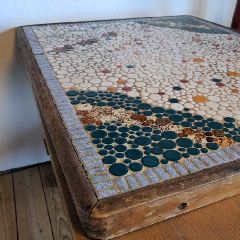 大きめ ストーブ台 タイル 幾何学模様 木枠 薪ストーブ 昭和レトロ