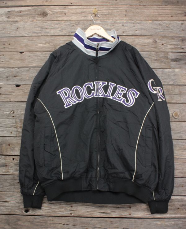 ☆ Majestic製 コロラド ロッキーズ 裏フリース ナイロン スタジャン 黒×紫 表XXL ビッグサイズ