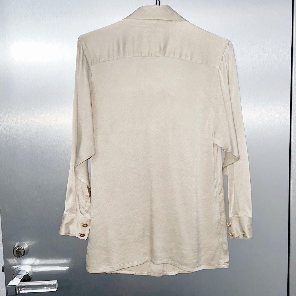 CHANELにCCマーク入りブラウス中古送料無料 シャネルシルク CHANELにCCマーク入りブラウス中古送料無料 シャネルシルク