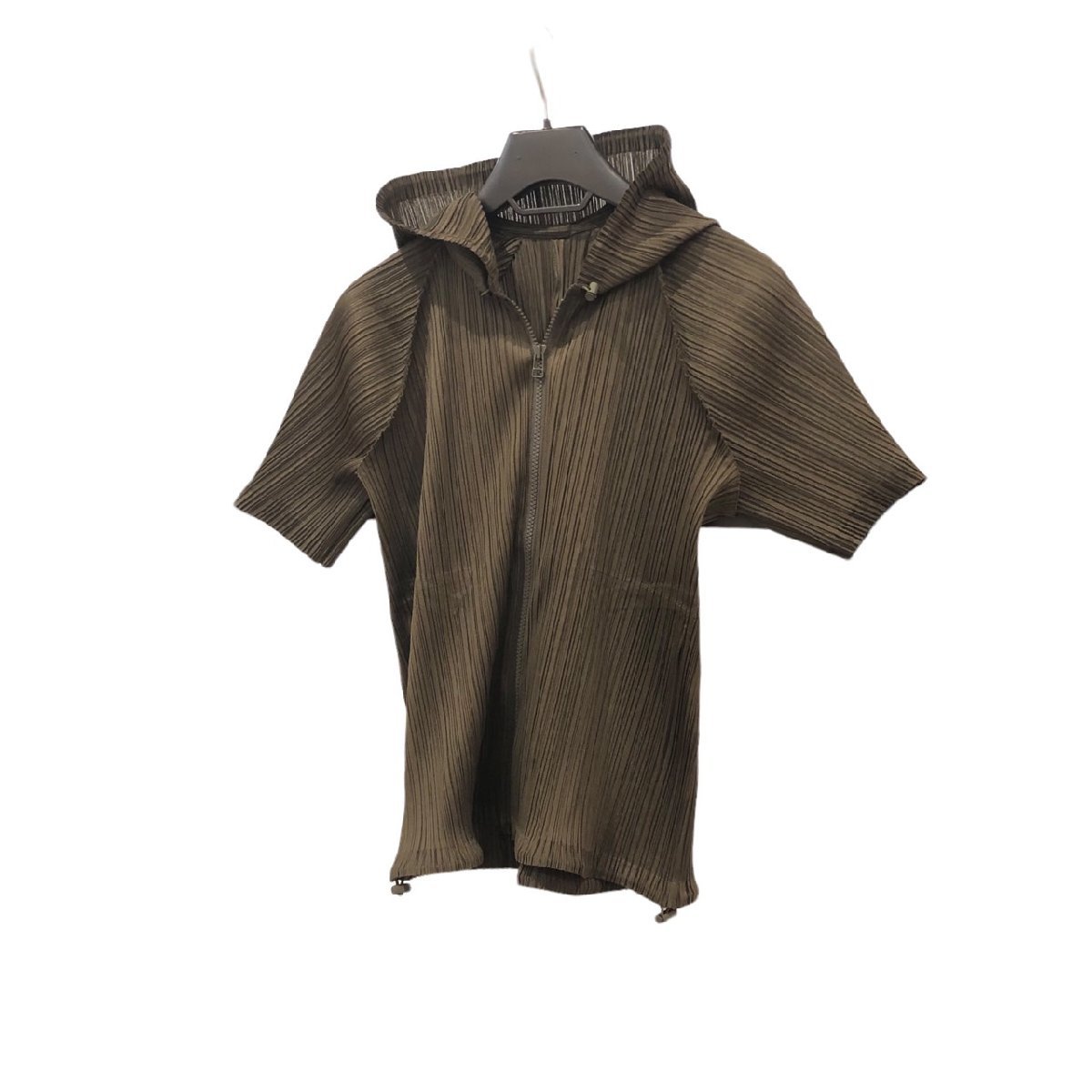 イッセイミヤケ　プリーツプリーズ　半袖パーカー 〇ISSEY MIYAKE イッセイミヤケ プリーツプリーズ 半袖 ジップアップ