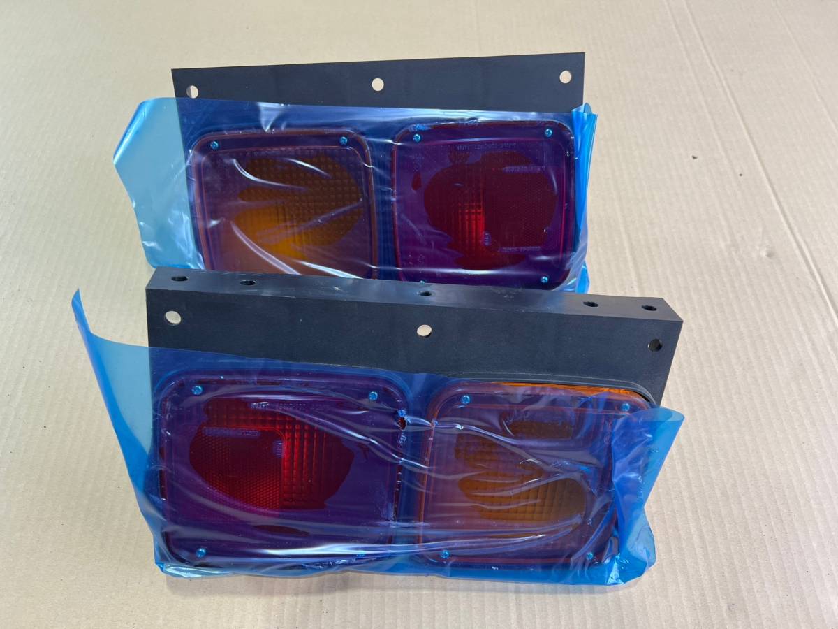 小糸　KOITO テールランプ左右セット　新車取り外し品　いすゞ　テールランプ k67 KOITO いすゞ 日野 三菱 テールランプ 日野 小糸製作所 koito 2連