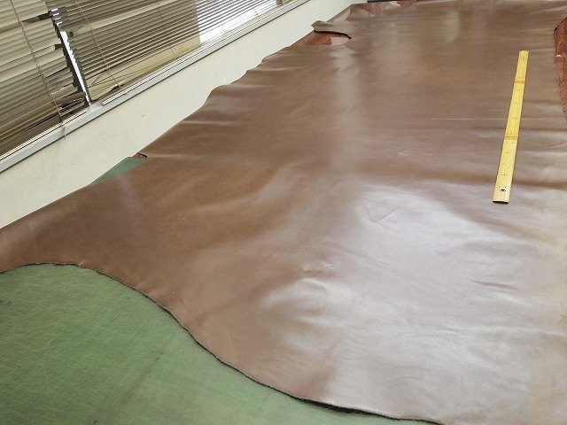 Y-22121915　国産 牛　ソフトスムース　277ds　半裁　1.1mm-1.2mm　チョコ　1枚