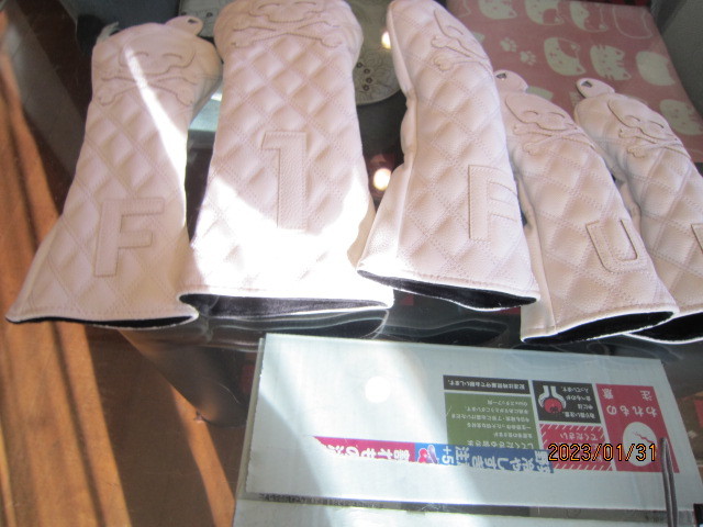 ドライバー×１　フェアウエイ×２　ユーティリ×２　白