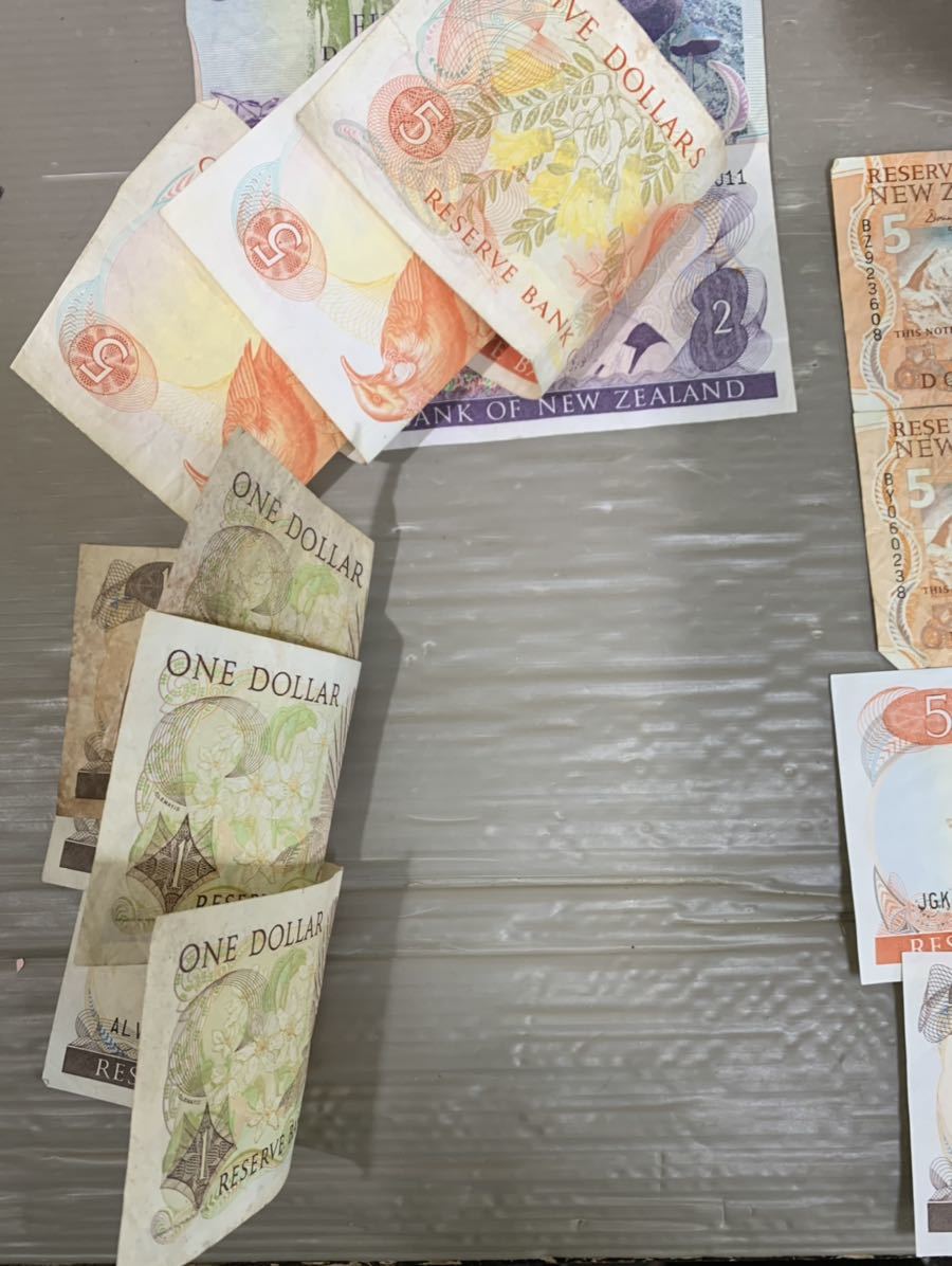 K798 【 ニュージーランド 旧紙幣 (100ドル×1 ) (50ドル×1 ) (10ドル×2) (5ドル×6) (2ドル×1 ) (1ドル×4)  合計206ドル 】世界の紙幣 海外旧紙幣 ニュージーランドドル旧紙幣 1800NZドル分 計18枚 外国旧紙幣